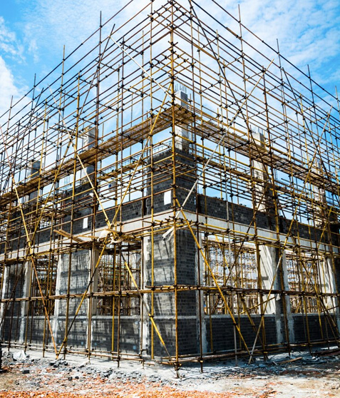 andamios rodeando edificio en construcción