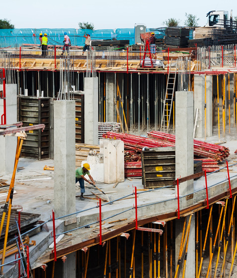 obreros trabajando en gran construcción